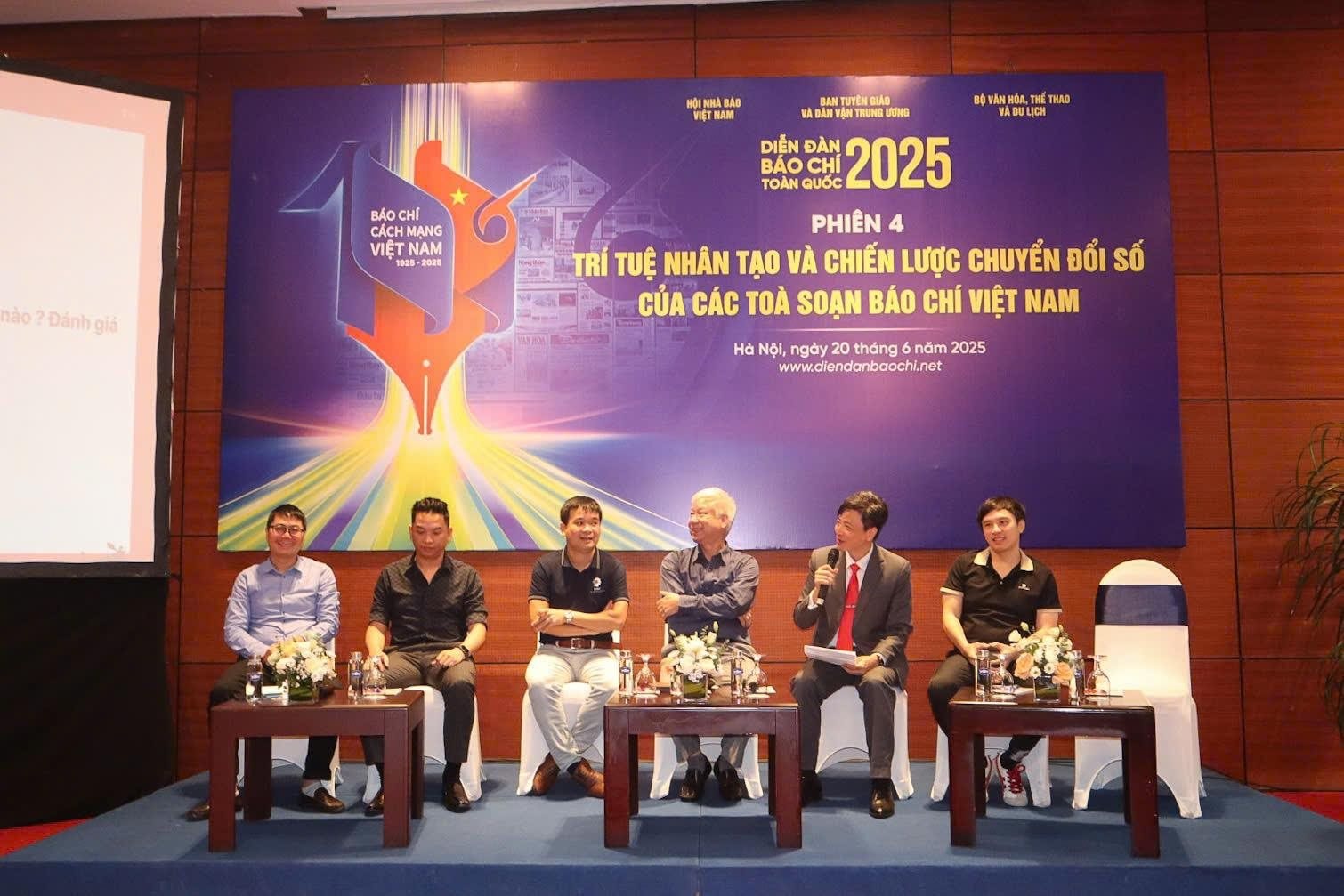 Không còn là lựa chọn, mà là con đường sống còn 2 nam 2